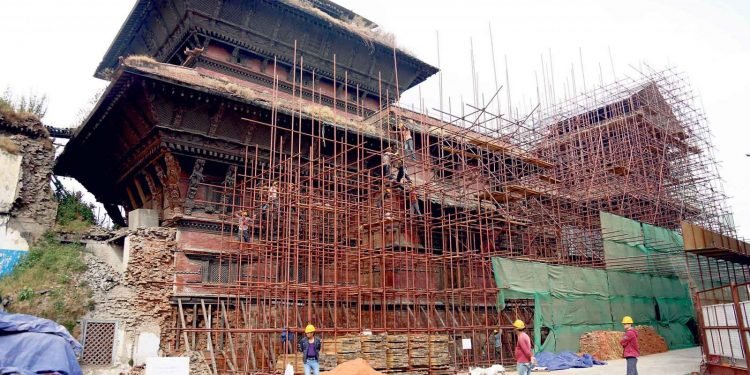 पाटनमा भूकम्पले जीर्ण बनेका सम्पदा अझै त्रिपालमुनि