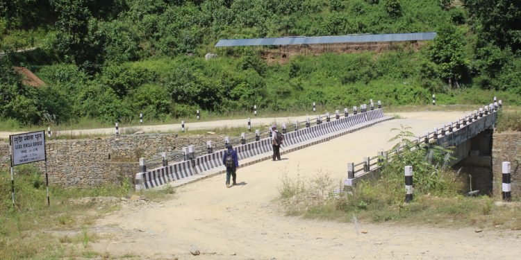 पुल बनेपछि लौरोले पानी नापेर खोला तर्नुपर्ने बाध्यता हट्यो