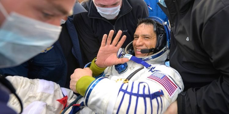 अन्तरिक्षमा सबैभन्दा बढी दिन बिताउने पहिलो अमेरिकी अन्तरिक्षयात्री फ्राङ्क रुबियो