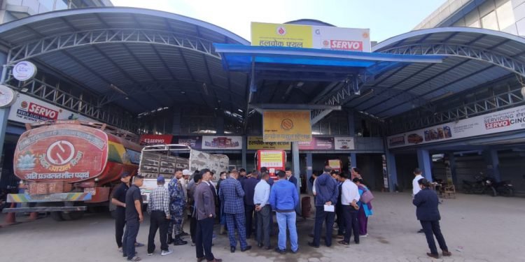 सशस्त्र प्रहरी नै ठगी धन्दामा, कम परिमाणमा डिजेल बिक्री गरेपछि पम्प सिल