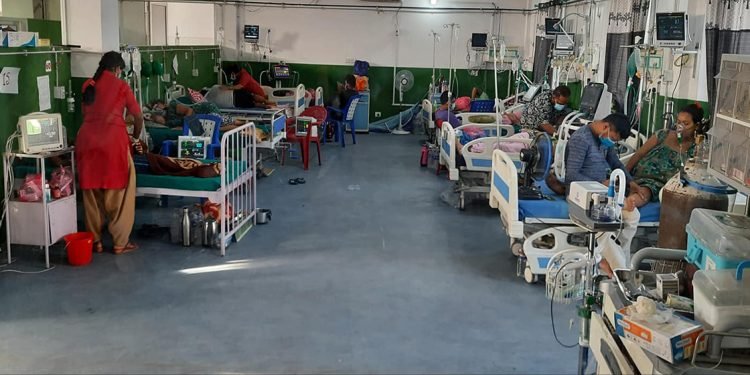 स्वास्थ्य बीमाका बिरामीले पाएनन् भर्ना, अस्पतालका शय्या भरिभराउ