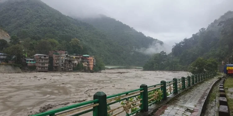 हिमतालमा आएको बाढीबाट भारतमा मर्नेहरूको संख्या ४० पुग्यो