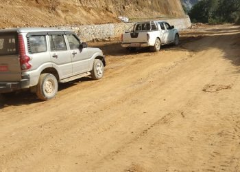 चाडवाडलक्षित गरेर बागलुङका स्थानीय तह सडक मर्मत गर्दै
