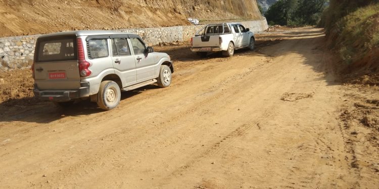 चाडवाडलक्षित गरेर बागलुङका स्थानीय तह सडक मर्मत गर्दै