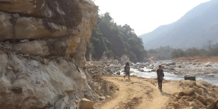 सुगमतर्फको यात्रामा डाँडापारिका गाउँ