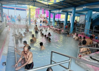तातोपानी कुण्डमा डुब्न ताँती