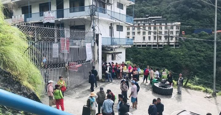 तातोपानी नाकामा स्थानीय र सशस्त्र प्रहरी बीच झडप (भिडियोसहित)