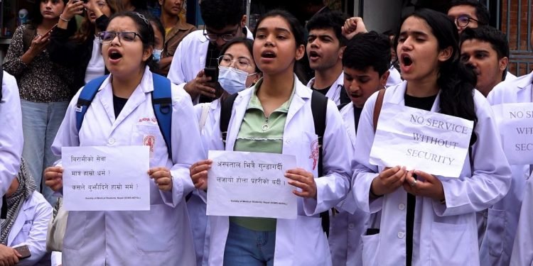 सुत्केरीको मृत्युपछि आम्दा अस्पतालमा तनाव, आफन्तले कुटे डाक्टर