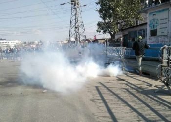 प्रसाईं समूह र प्रहरीबीच झडप, प्रहरीले हान्यो अश्रुग्यास र पानीको फोहोरा