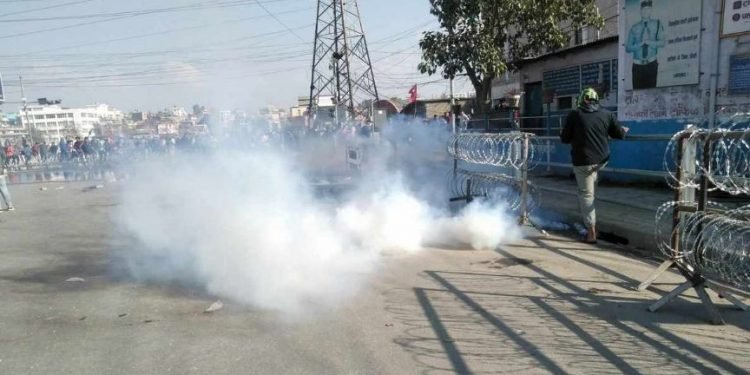 प्रसाईं समूह र प्रहरीबीच झडप, प्रहरीले हान्यो अश्रुग्यास र पानीको फोहोरा