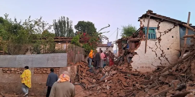 जाजरकोट भूकम्पः सडक र टेलिफोन सेवा अवरुद्ध हुँदा घाइतेको उद्धारमा समस्या