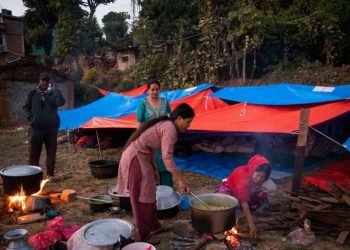 एउटै त्रिपालमुनि ११ परिवारको बास