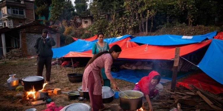 एउटै त्रिपालमुनि ११ परिवारको बास