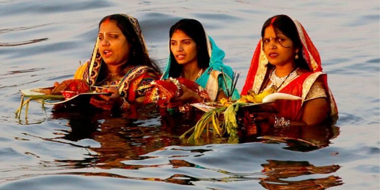 आज छठ पर्व, अस्ताउँदो सूर्यको पूजा आराधना गरी मनाइदै