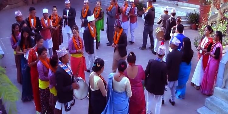 तिहार पर्वको महत्वपूर्ण संस्कृति देउसी भैलो खेलिंदै