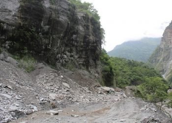 बाढी पहिरोले ठप्प शाखा सडक सञ्चालनमा