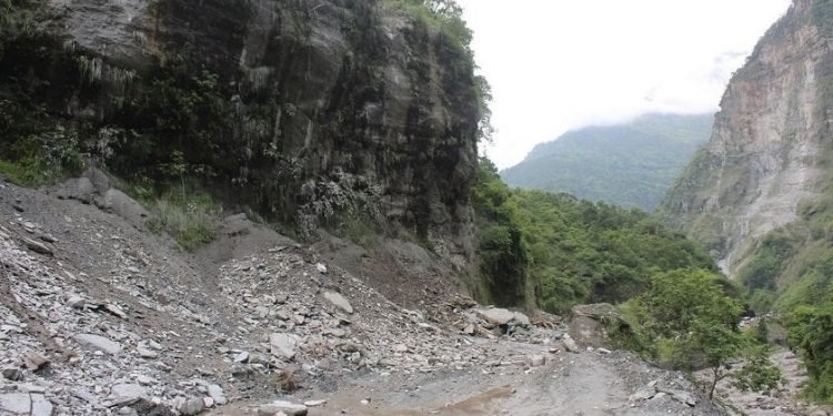 बाढी पहिरोले ठप्प शाखा सडक सञ्चालनमा
