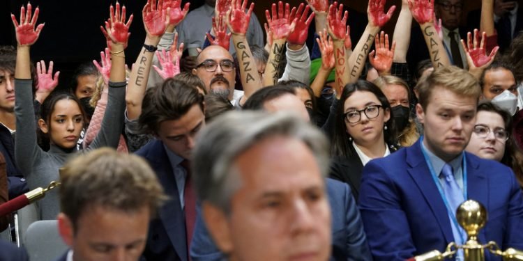 हातमा रातो पोतेका प्रदर्शनकारीले पुर्‍याए अमेरिकी कंग्रेसमा अवरोध