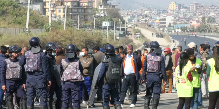 दुर्गा प्रसाईं र युवा संघका कार्यकर्ताबीच बल्खुमा झडप