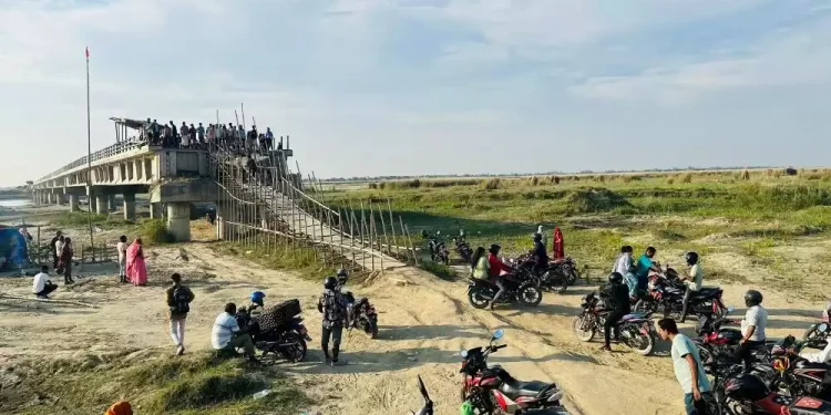 जोखिमपूर्ण बन्दै कमला नदीको काठे पुल