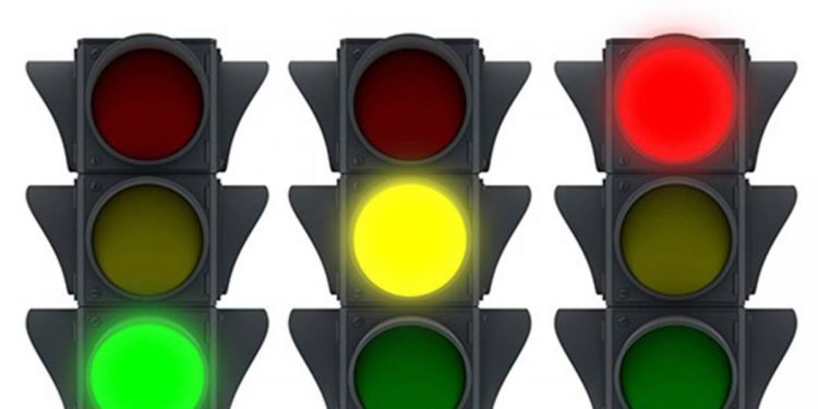 काठमाडौंमा पैदलयात्रु आफैंले बटन थिचेर बाटो काट्न मिल्ने ट्राफिक लाइट सञ्चालनमा