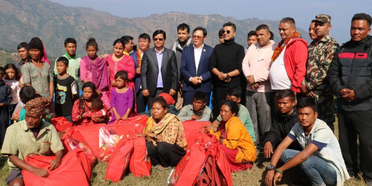 मन्त्री किरातीद्वारा चेपाङ समुदायलाई न्यानो कपडा वितरण