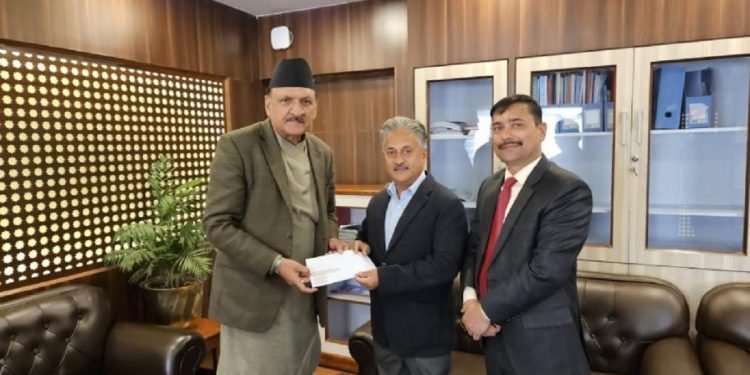 महालक्ष्मी विकास बैंकले भूकम्प पीडितलाई गर्यो १० लाख सहयोग