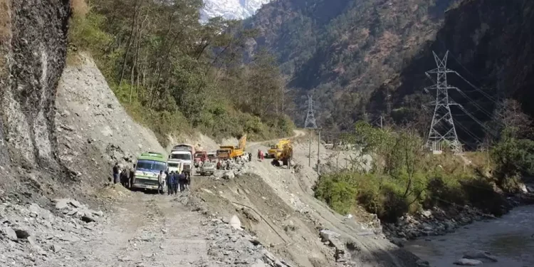 निर्माण सामग्री अभावले मालढुङ्गा–बेनी सडक ठप्प