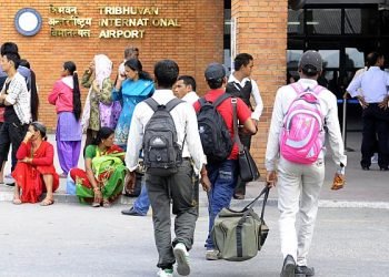 अदक्ष नेपाली विदेशतिर दक्ष विदेशी नेपालमा