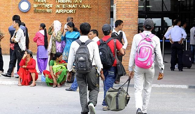 अदक्ष नेपाली विदेशतिर दक्ष विदेशी नेपालमा