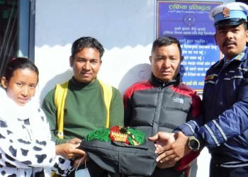 ट्याक्सीमा छुटेका गहना चालकले प्रहरीलाई बुझाए