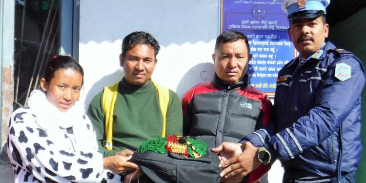 ट्याक्सीमा छुटेका गहना चालकले प्रहरीलाई बुझाए