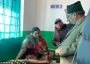 घाइतेको अवस्था बुझ्न प्रधानमन्त्री दाहाल जाजरकोट जिल्ला अस्पतालमा