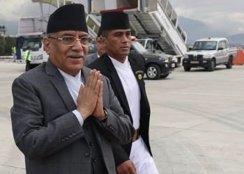 स्वास्थ्यकर्मीको टोलीसहित प्रधानमन्त्री प्रचण्ड भूकम्प प्रभावित क्षेत्रतर्फ