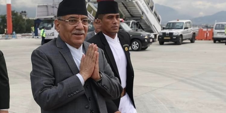 स्वास्थ्यकर्मीको टोलीसहित प्रधानमन्त्री प्रचण्ड भूकम्प प्रभावित क्षेत्रतर्फ