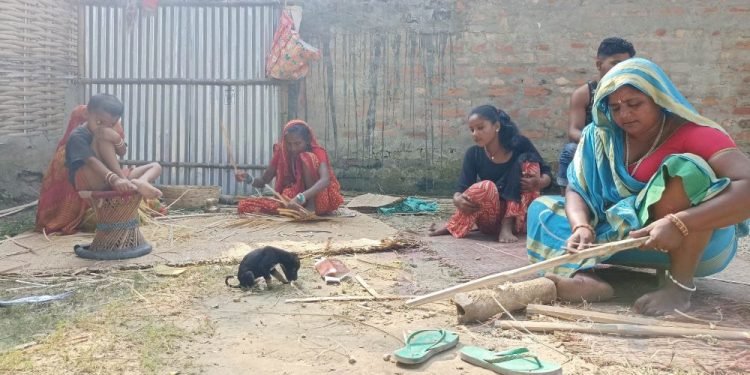 डोम समुदायलाई पूजाको सामग्री बनाउन भ्याइनभ्याइ