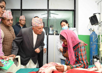 राष्ट्रपति पौडेल जाजरकोट अस्पतालमा घाइतेहरूसँग