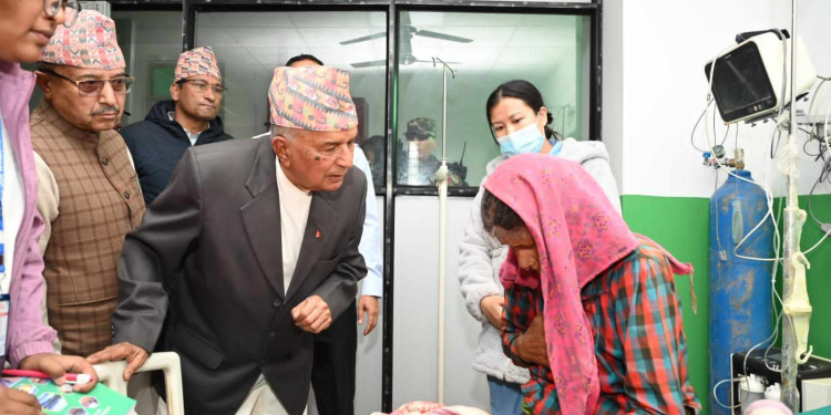 राष्ट्रपति पौडेल जाजरकोट अस्पतालमा घाइतेहरूसँग