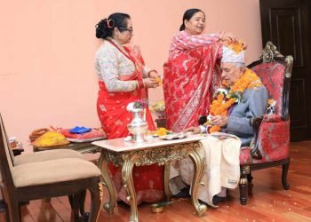 बहिनीहरुको हातबाट राष्ट्रपति पौडेलले लगाए भाइटिका