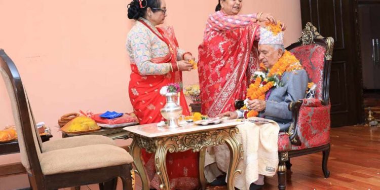 बहिनीहरुको हातबाट राष्ट्रपति पौडेलले लगाए भाइटिका