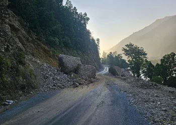 भूकम्पबाट अवरुद्ध सडक खुल्यो
