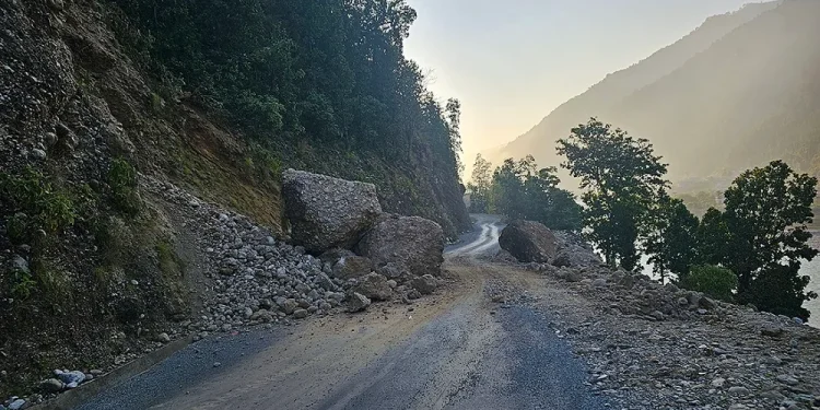 भूकम्पबाट अवरुद्ध सडक खुल्यो
