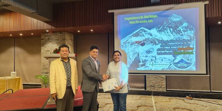 भारतकी शीतल महाजनले कालापत्थरबाट ‘स्काई डाइभ’ गरेर विश्व कीर्तिमान