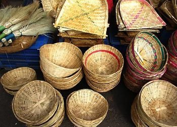 छठका लागि बाँसको सामग्री बनाउँदै मरिक समुदाय