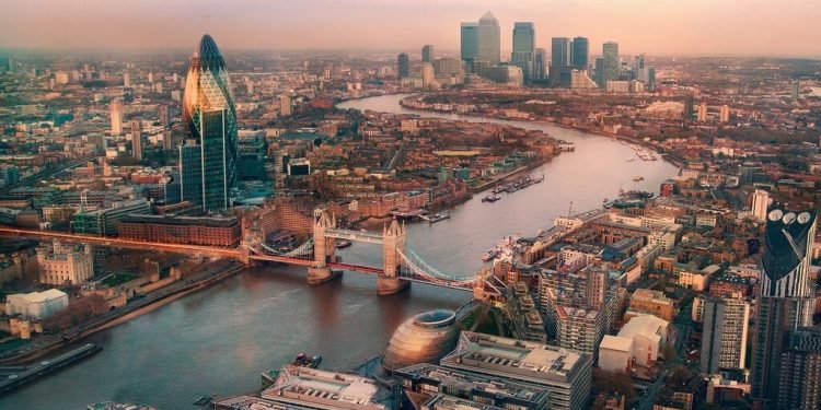 निर्वाचनको सम्भावना बढ्दै जाँदा बेलायतको अर्थतन्त्रमा सङ्कुचन