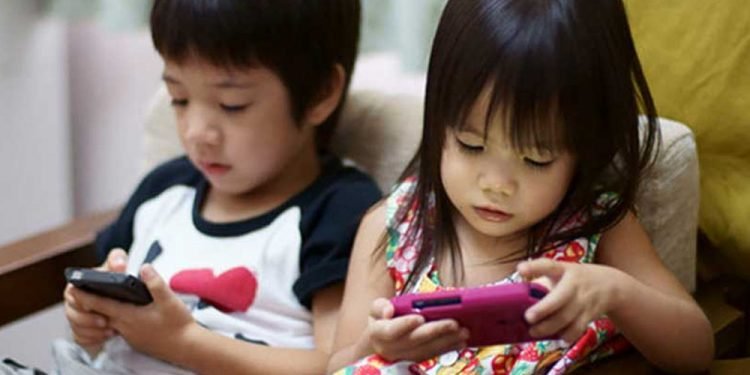 बालबालिकामा मोबाइलको लतले गम्भीर समस्या, कसरी छुटाउने ?