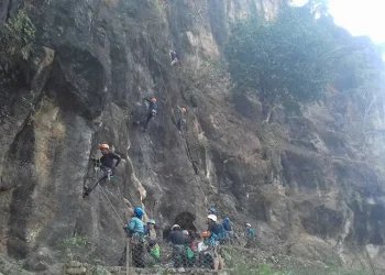 बन्दीपुरको चुनपहरामा चट्टान आरोहण