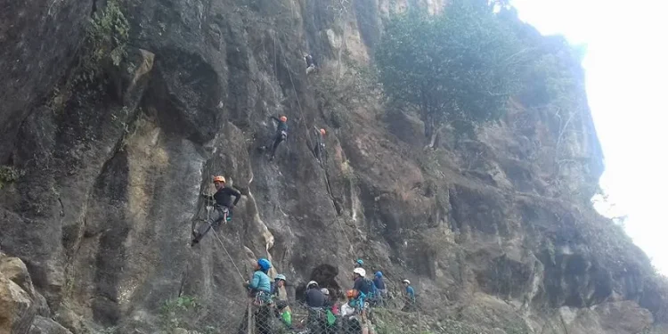 बन्दीपुरको चुनपहरामा चट्टान आरोहण