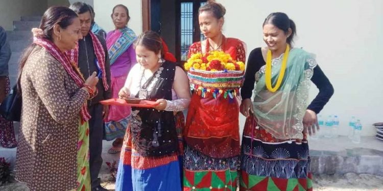 पाहुनाको पर्खाइमा मुस्कुराइरहन्छिन् वसन्ती