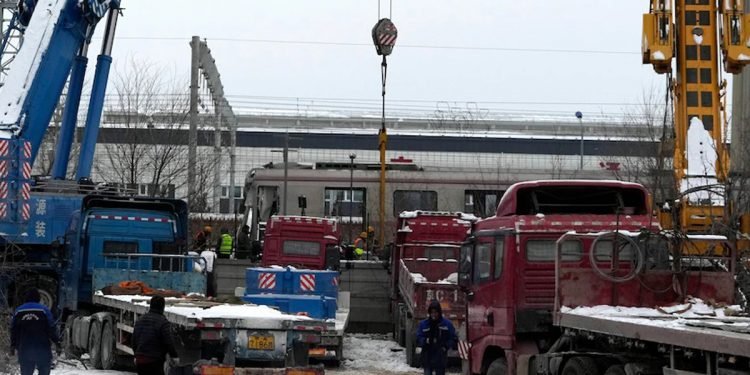 बेइजिङमा ठोक्किए दुई रेल, १०२ जनाको हड्डी भाँचियो